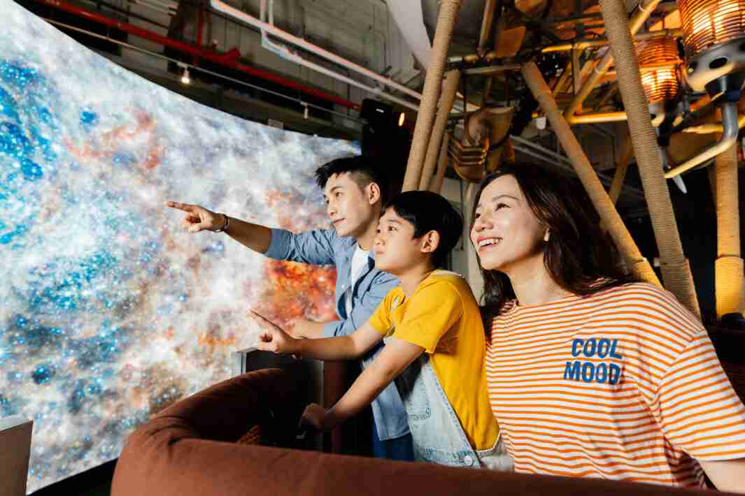 MG电玩打造全台最大宽6公尺、、、、高4公尺、、、、唯一搭载LED弧形拼接显示屏的动感飞行船，，让乘客驻足在热气球上，，享受身历其境的伪出国旅游乐趣