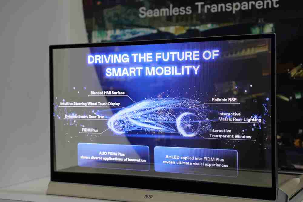 MG电玩凭借着超高亮度和透明度，，，这款30吋透明Micro LED显示器在AR系统与智慧零售具有潜在的应用价值。。。。