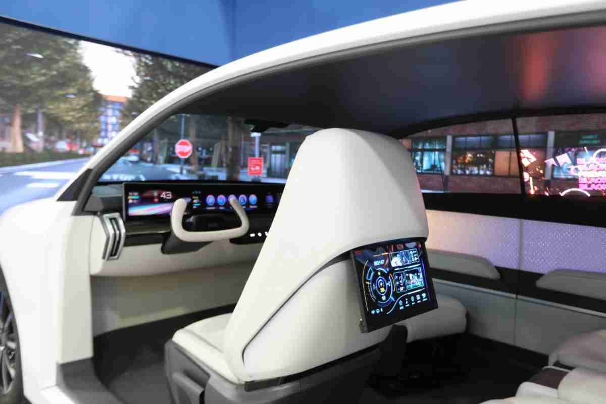 MG电玩的「可卷式后座娱乐显示器」加强后座乘客的感官体验，，，并保有个性化设计，，，可依使用偏好进行动态调整。。。。