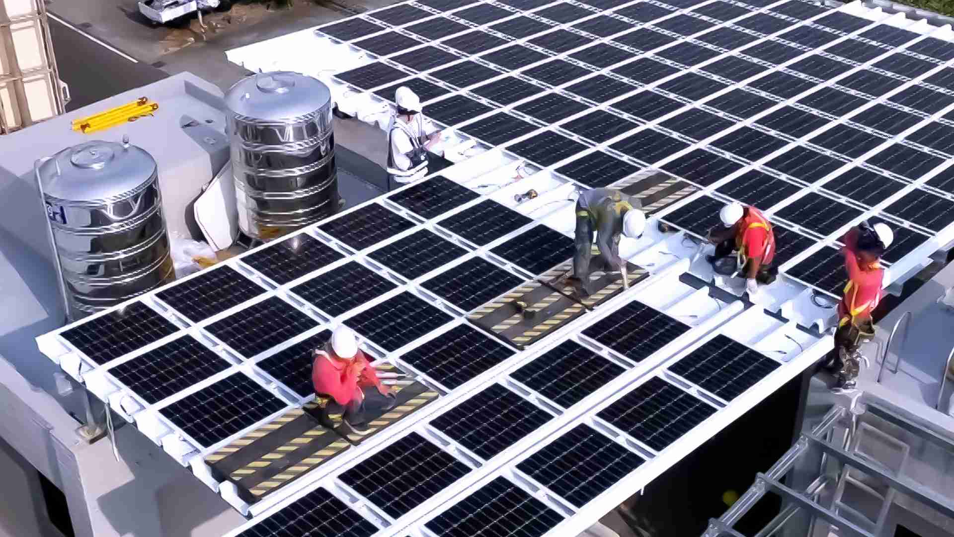 MG电玩着力于替代能源之技术研发，，，如光电浪板的相关制程、、、、设备与产品，，其中所开发之光电整合型浪板，，，减少传统金属支架安装，，，更提升耐候度，，，可广泛运用于多元场域，，并辅助建筑达到净零碳排目标