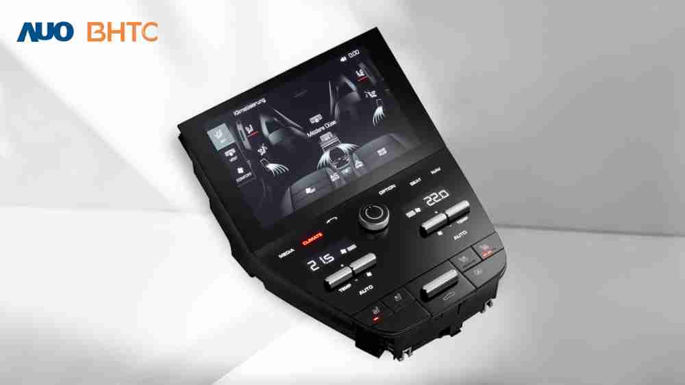 作為友達新生力軍，，，，BHTC所展示的中央與後座鞍部的Display HMI產品，，，可處理多區恆溫控制、、、顯示畫面，，，呈現仿真3D車室分區；以力傳感技術精準傳遞觸感，，，，並結合音量及震動反饋，，，防止意外啟動，，，提供使用者自然流暢、、、、直觀且輕鬆駕馭的舒適介面